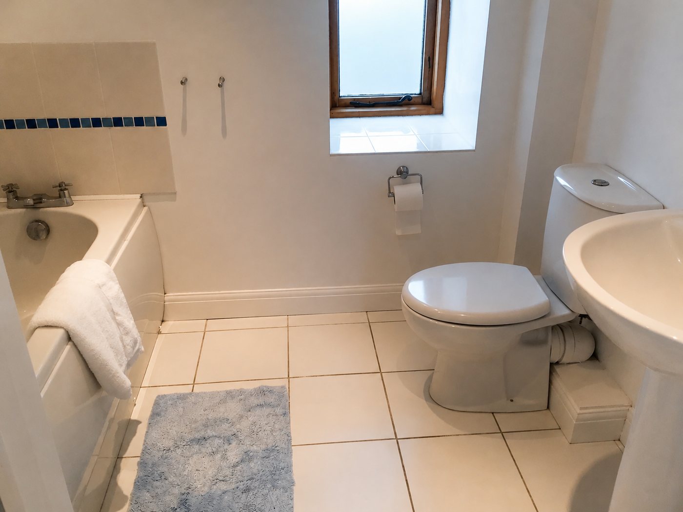 En-suite bathroom at Southbourne Guest House